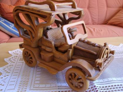 Verkaufe hier 2 Stück alte Holzautos