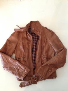Jacke sehr modern kurz. Sehr weich leicht wasserdicht.