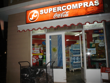 Kleiner gut ausgestatter Supermarkt in Madryn Argentinien 200 Meter vom Atlant