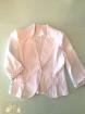 Der weisse figurbetonte Kurzblazer im modernen Design sitzt perfekt